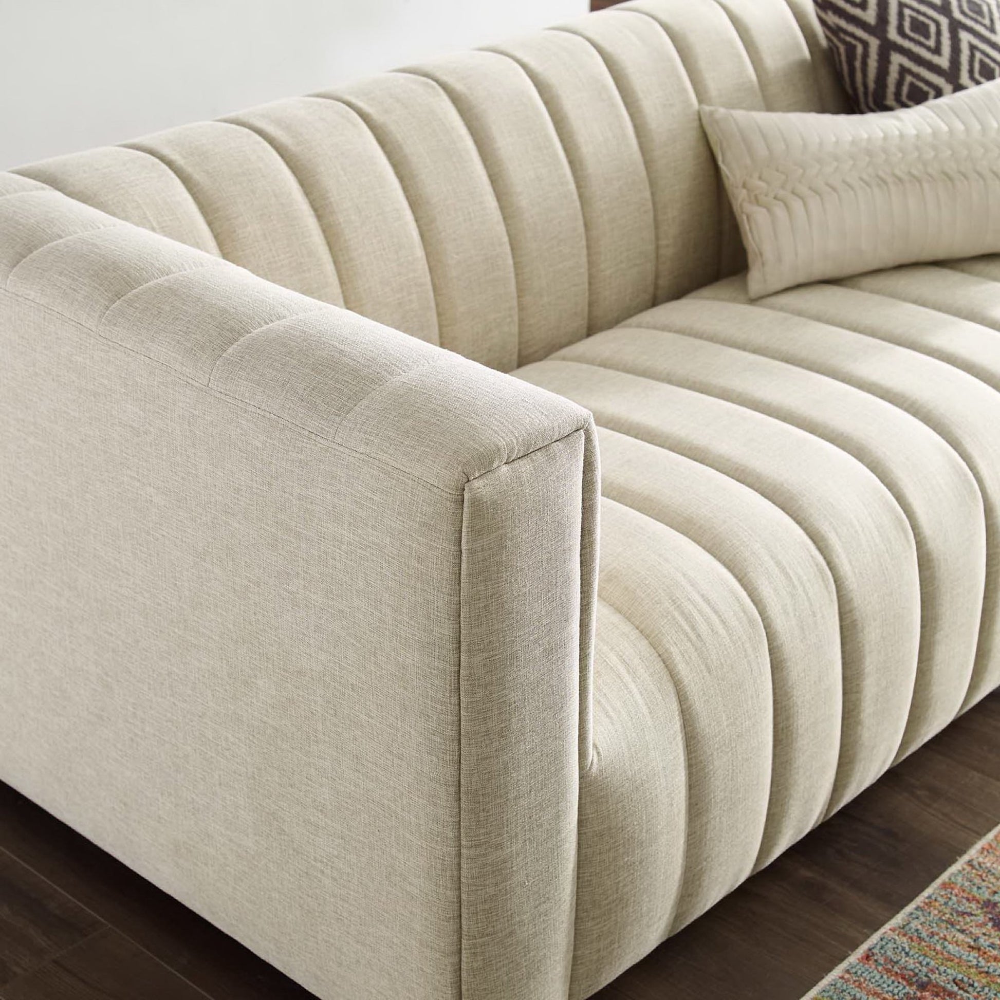 Reflection Channel Tufted Upholstered Fabric sofá