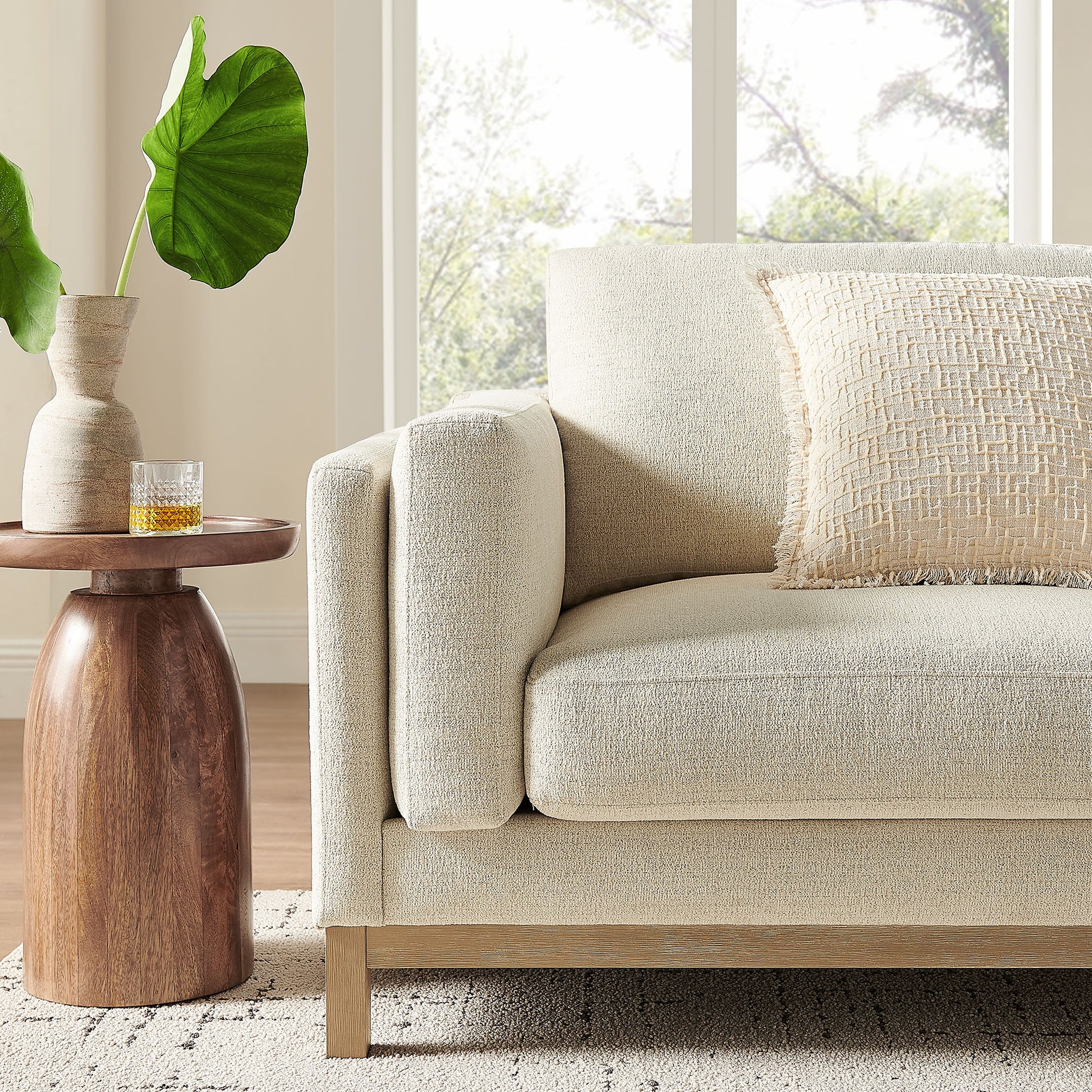 Roscoe 81 inch Fabric sofá