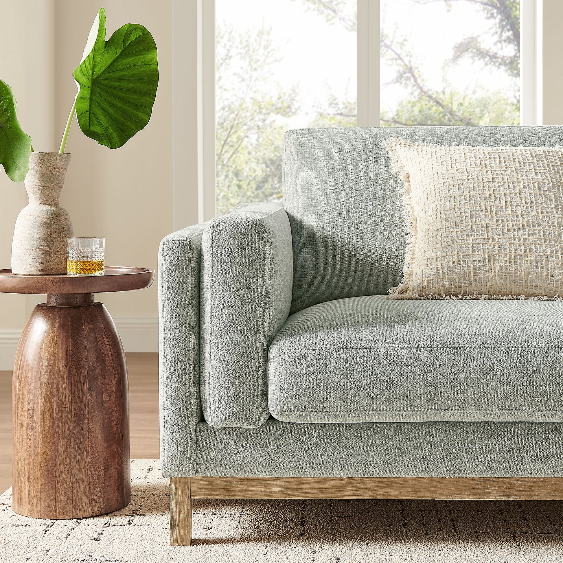 Roscoe 81 inch Fabric sofá