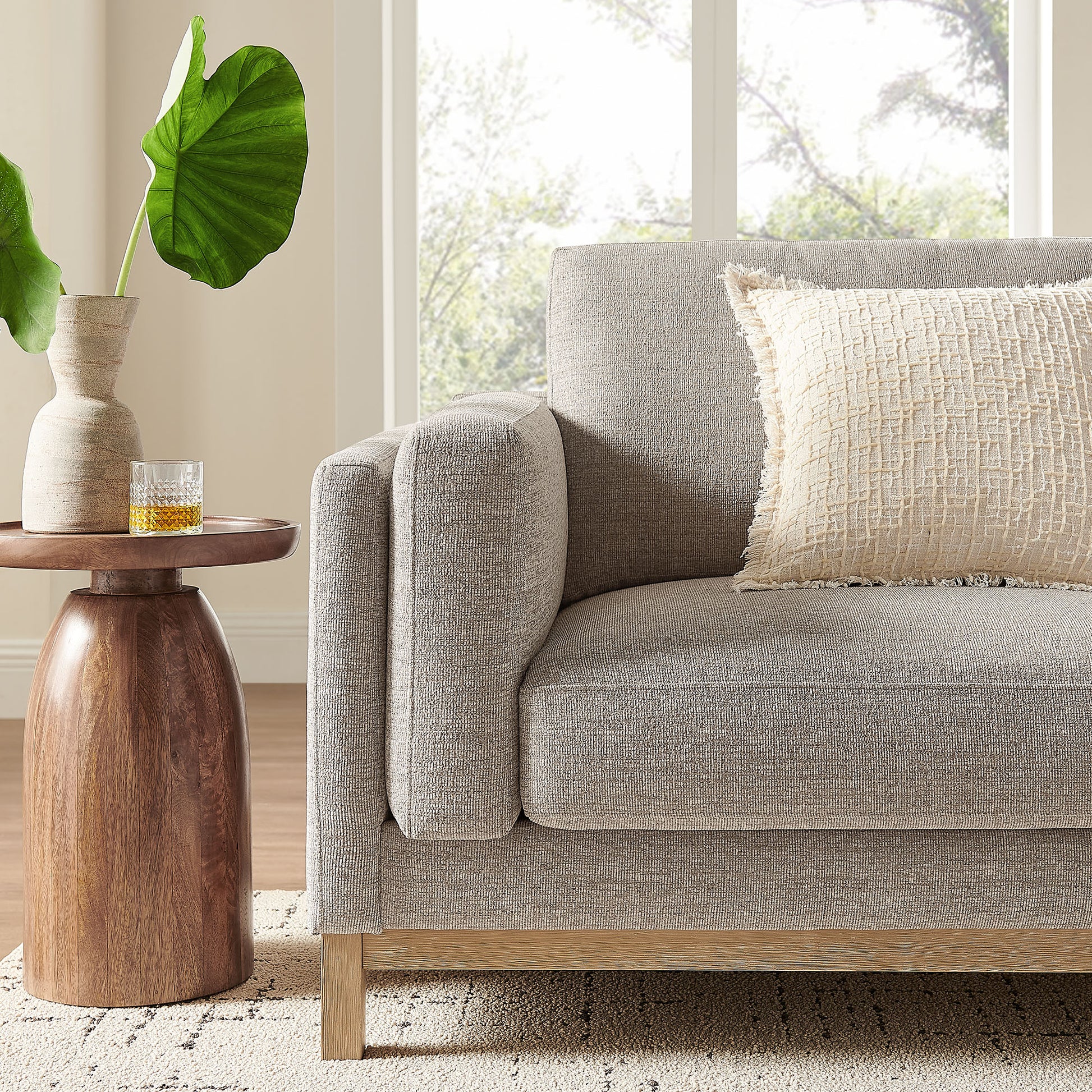 Roscoe 81 inch Fabric sofá