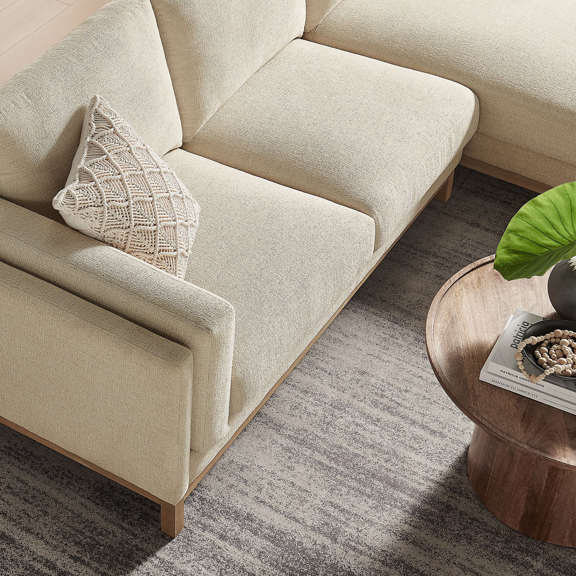 Roscoe Right-Facing Fabric Sectional sofá with Chaise