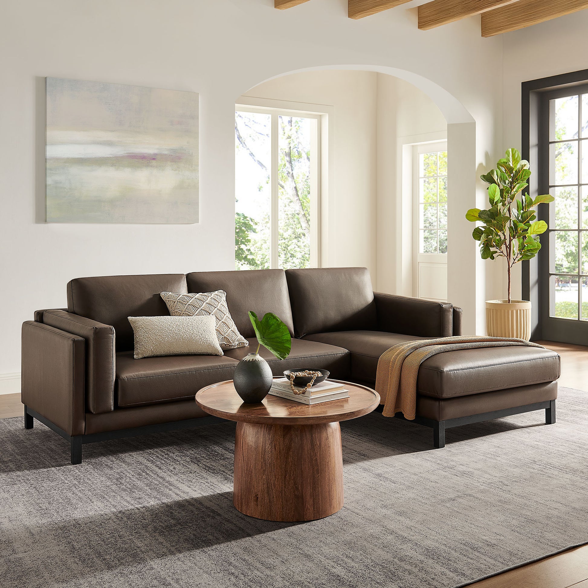 Roscoe Right-Facing Vegan Leather Sectional sofá with Chaise