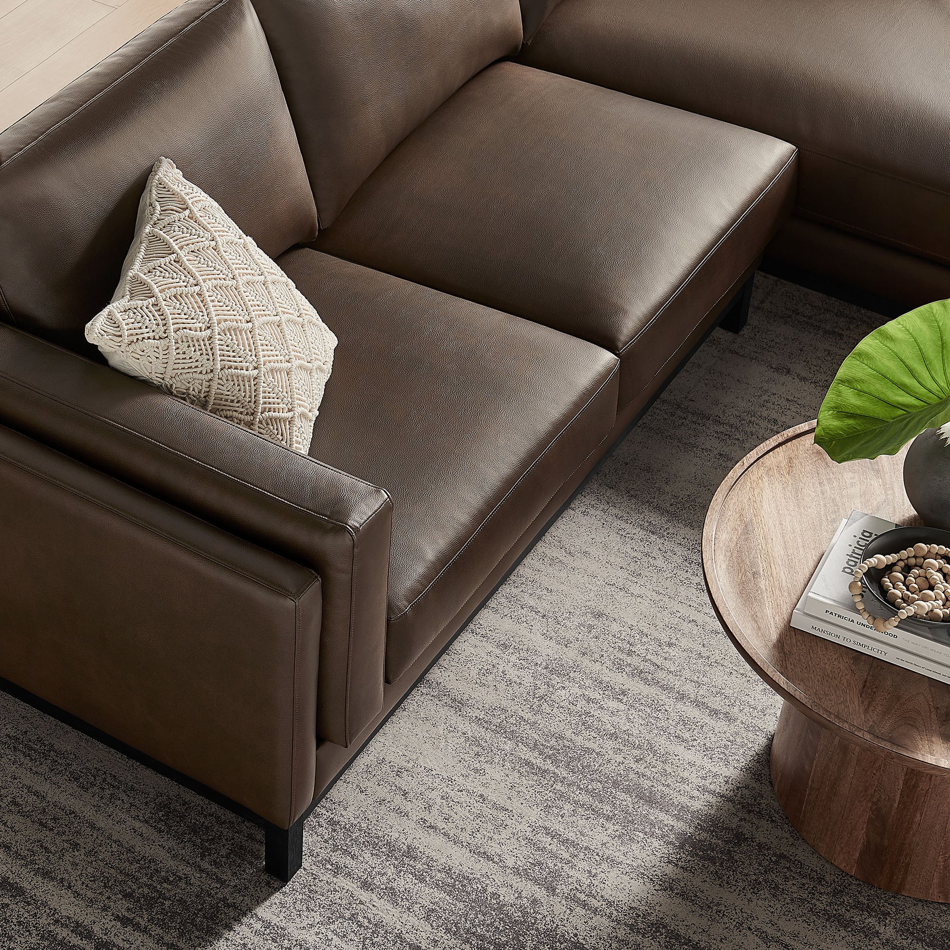 Roscoe Right-Facing Vegan Leather Sectional sofá with Chaise