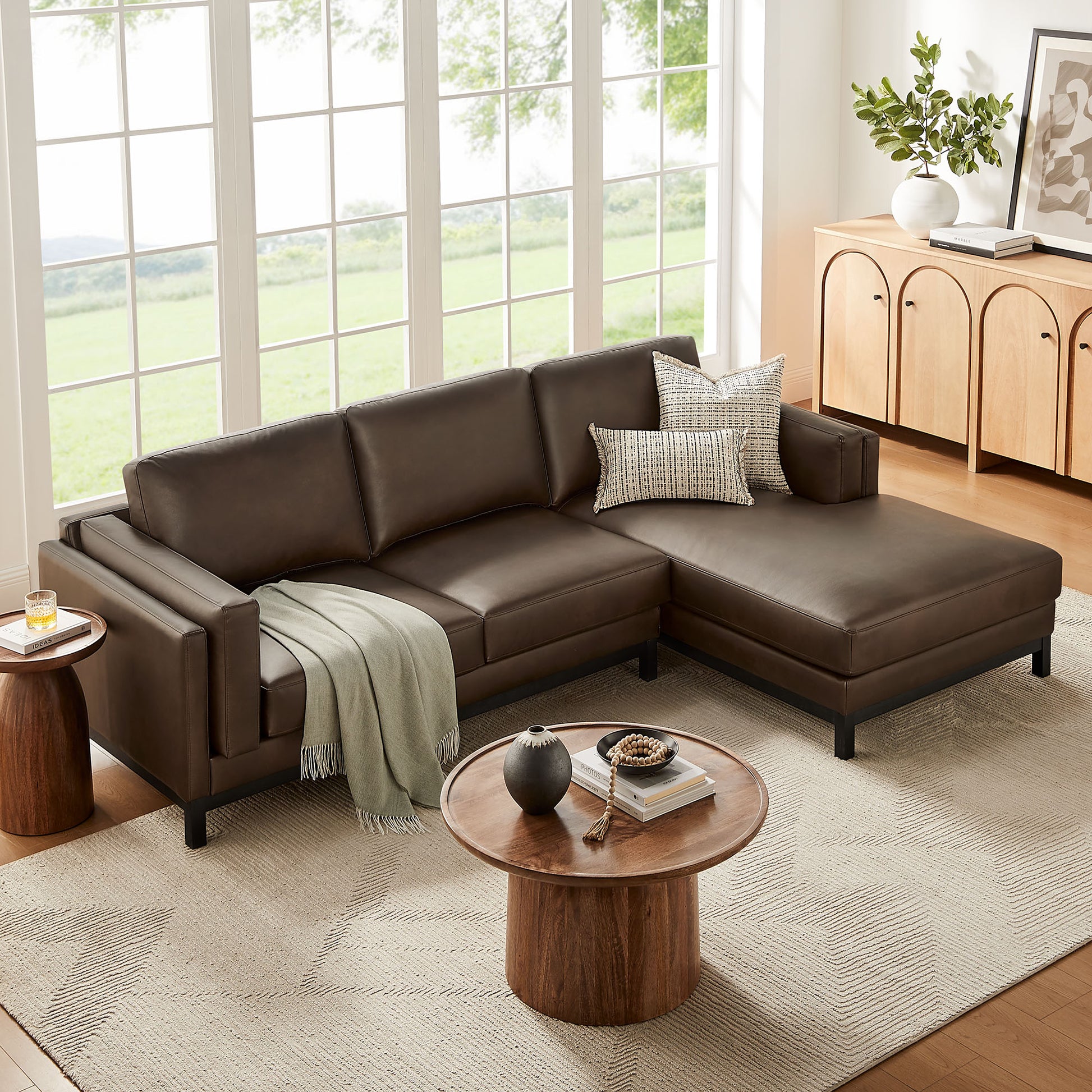 Roscoe Right-Facing Vegan Leather Sectional sofá with Chaise