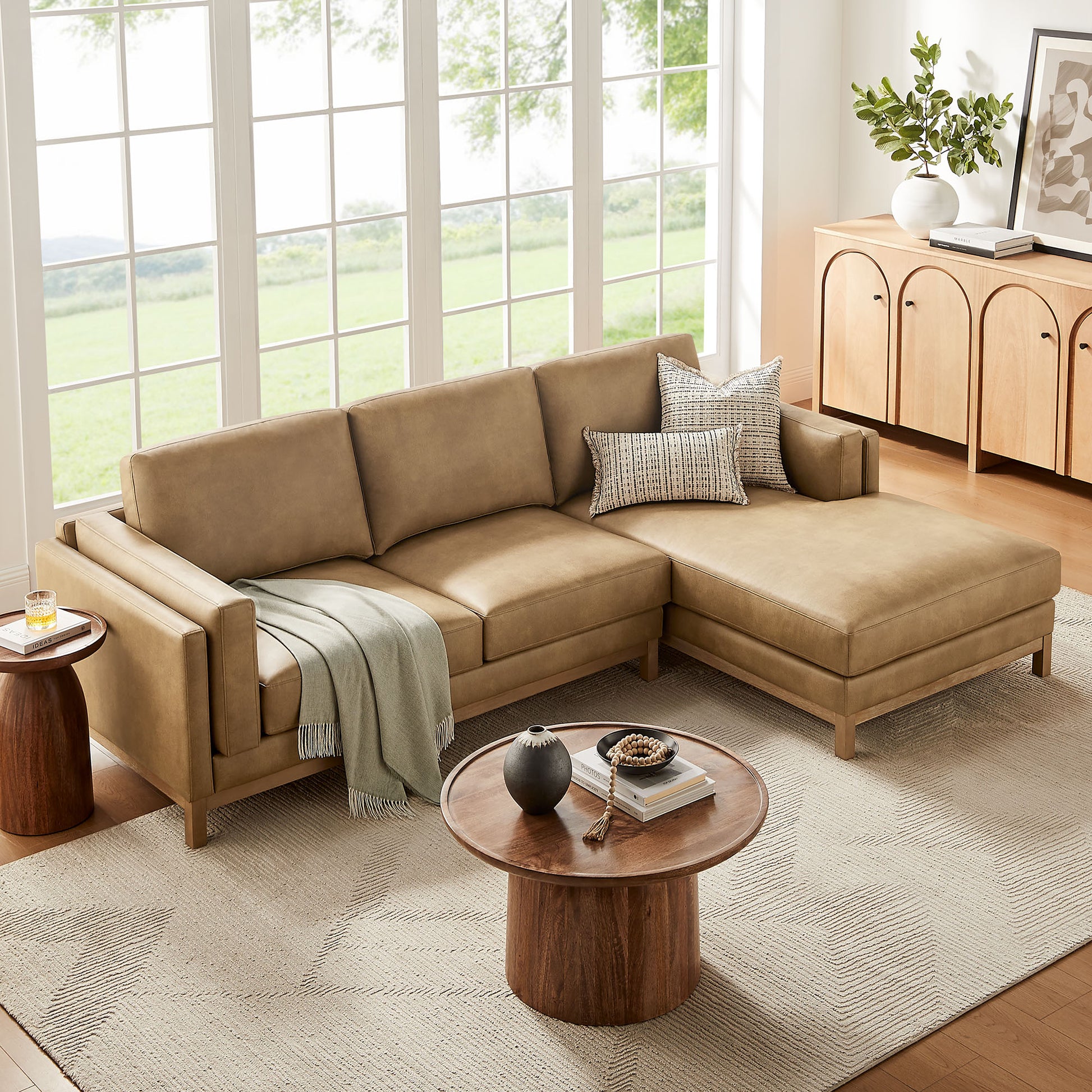 Roscoe Right-Facing Vegan Leather Sectional sofá with Chaise