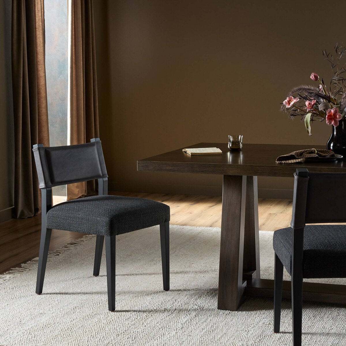 Ferris Cuero Top / Lino Negro Silla de Comedor
