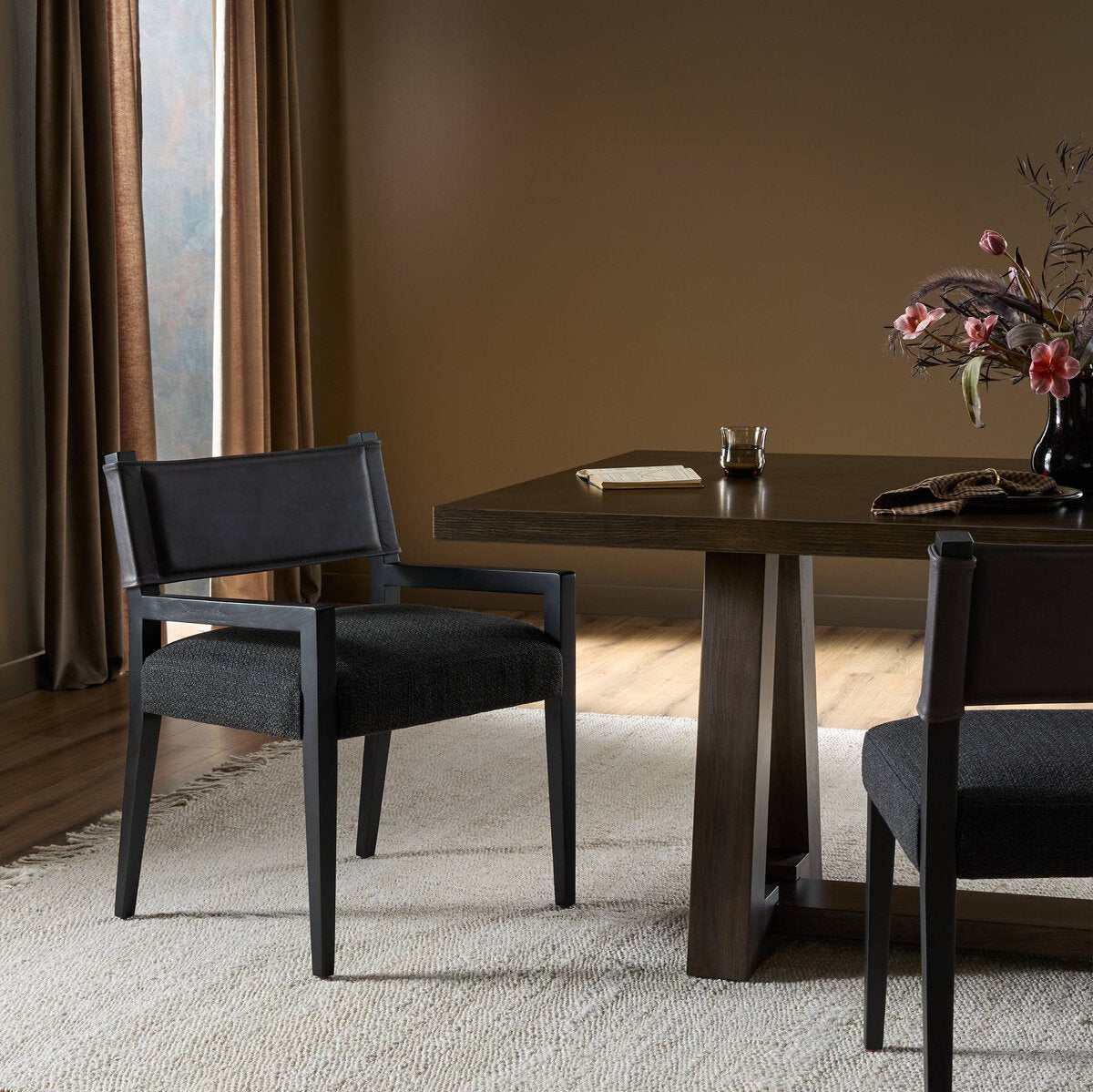 Ferris Cuero Top / Lino Negro Descansa-Brazos Silla de Comedor