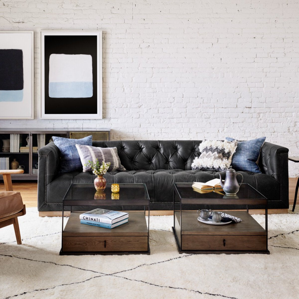Maxx 95” Cuero Top Negro / Base Clara Sofa